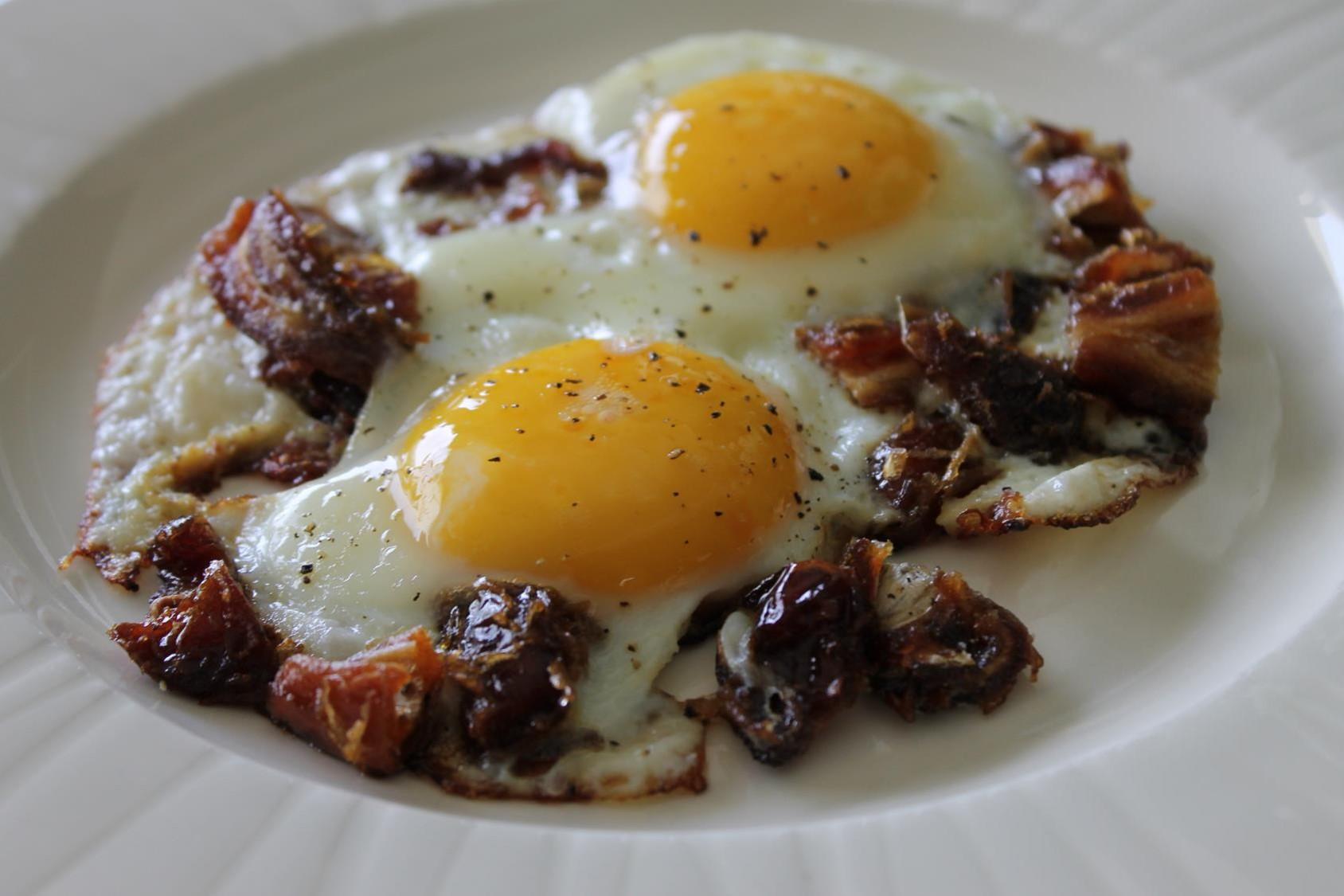 fried eggs with dates