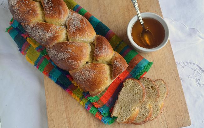 brioche-greek-traditional-bread-easter
